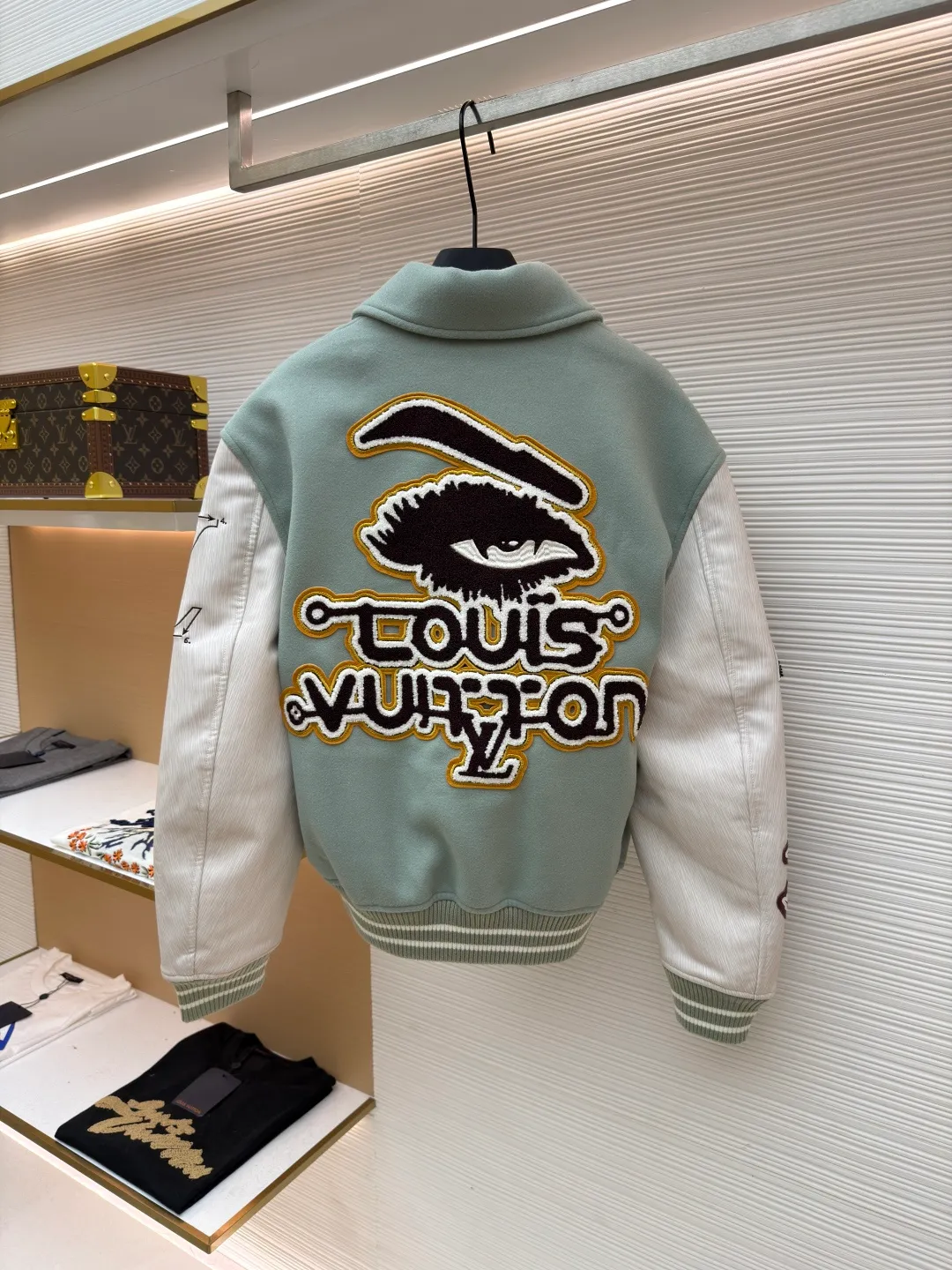 LOUIS VUITTON letter pattern patch printed color block baseball jersey ●Original version: 38999 purchase and development ●Item number: 1681672-D15 ●Fabric: sheep wool fabric ●Technology: printing production ●Color: green ●Version: fitted version ●Weight: about 1220 grams ●Size: 46-48-50-52 ●Description: This jacket is made of high-quality wool blended fabric, which is soft to the touch and has excellent warmth retention. The overall design adopts a lapel design, and the collar, cuffs and hem are all ribbed, with moderate elasticity, comfortable to wear and not easy to deform. The main part uses multi-color splicing technology. The gray and white splicing lines are smooth and natural, showing superb tailoring technology. The patterns on the chest and sleeves are embroidered and appliquéd, with distinct layers and a strong three-dimensional effect. Multi-colored silk threads are interwoven during the embroidery process to ensure that the pattern is clear and durable. The buttons of the jacket are made of metal, with a smooth surface and not easy to fade. The splicing of the shoulders and sleeves adopts seamless technology, with smooth and natural lines without excess threads. The overall workmanship is fine, and every stitch is even and neat, reflecting the high-quality production process. The overall wiring is straight and delicate, the fabric is comfortable and soft, and the color is consistent without color difference. It can be matched with the same style to create a fashionable look and control various occasions. Customized accessories, complete with three standards, same style for men and women!